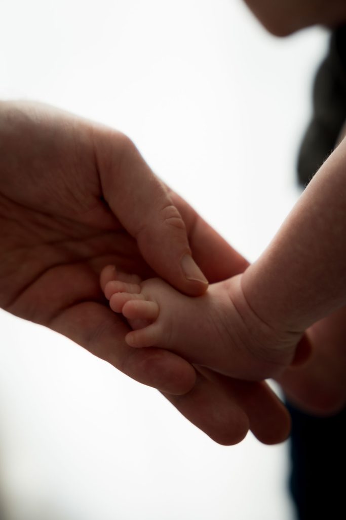 Babyfuß in Hand detail shot 