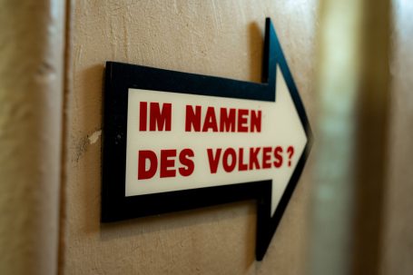 Schild Gefängnis Gedenkstätte