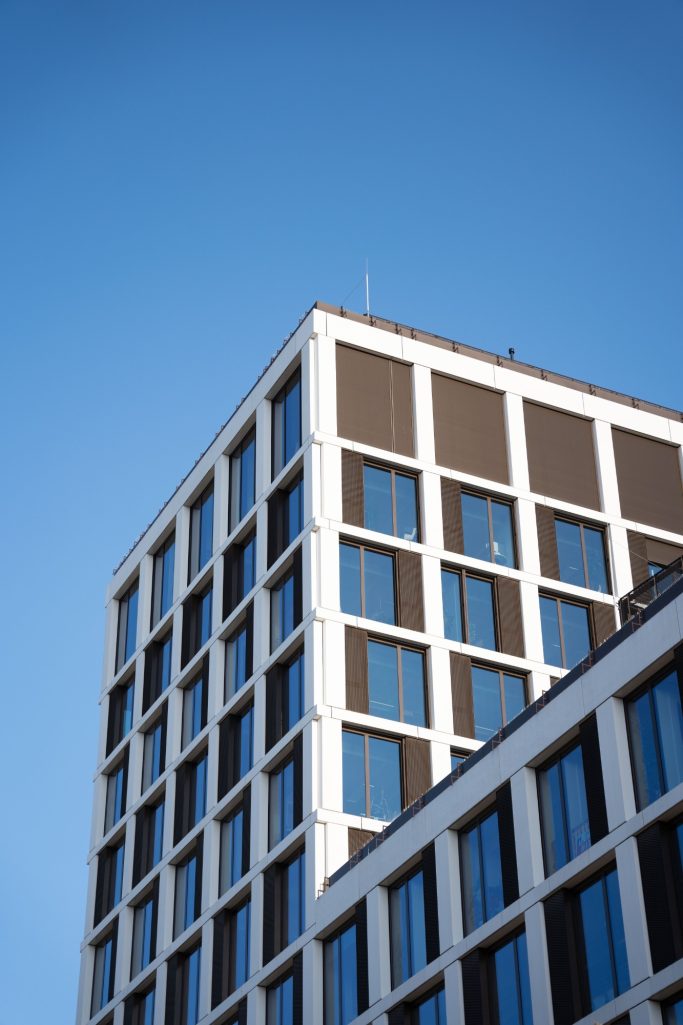 Bürogebäude blauer Himmel 