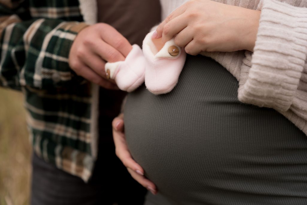 Babybauch und Babyschuhe