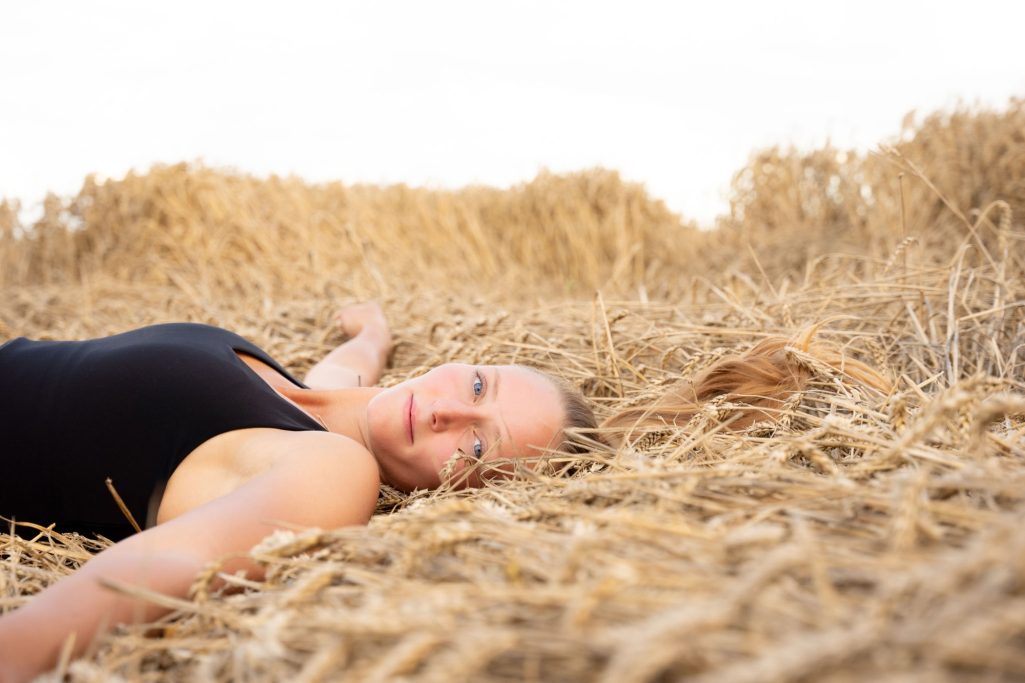 Portrait Frau golden hour Kornfeld