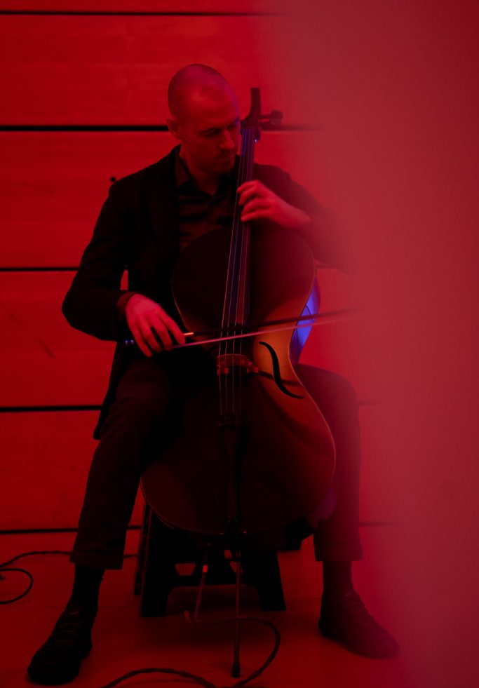 Violoncello Mann rotes Licht Musik